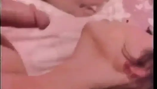 Зрелую брюнетку трахают в волосатую киску