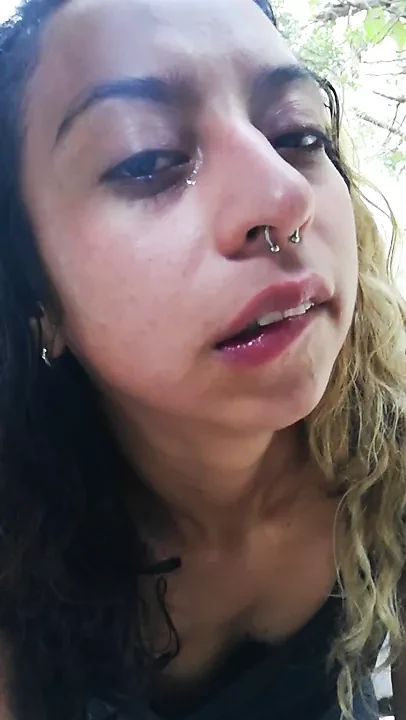 Ragazza latina succhia il cazzo by una cascata e prende un bel carico