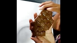 Fiica vitregă mănâncă ciocolată cu spermă