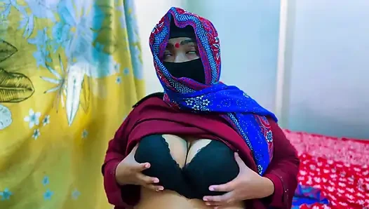 Pembantu semok arab arab yang lagi sange berat lagi asik masturbasi memeknya di kamar hotel !