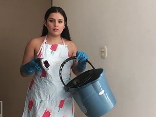 Moja macocha uwielbia być seksowna podczas sprzątania - hiszpańskie porno