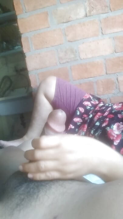 Koliko velika, jedva mi stane u ruku, a onda koristi obe ruke