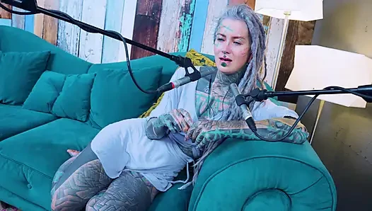 Aku berbicara tentang Z - zeal - ASMR podcast SFW berbicara dengan gadis gothic kurus model tato gimbal bertato