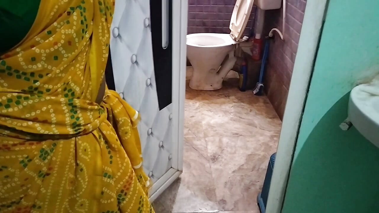 Landlord Aunty seduced a college boy to satisfy her desires