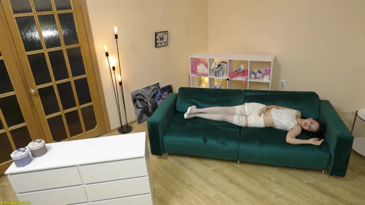 Kurvige echte flexi-teen-puppe wird passiv anal gefickt