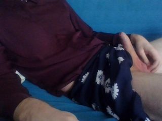 Crossdresser s&#39;amuse devant la webcam avec une chemise en soie et une jupe à fleurs