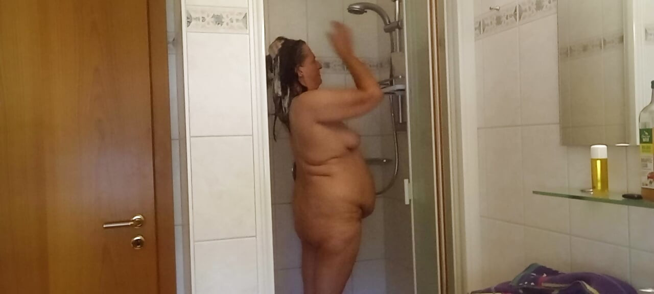 Moden tysk MILF 52 bader en buttet krop under bruseren