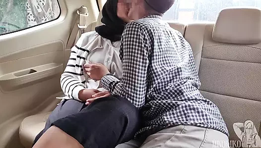 Kocamdan saklanıyorum, üvey kız kardeşim Minokiiko'dan tesettürlü olarak arabaya binmesini istiyorum