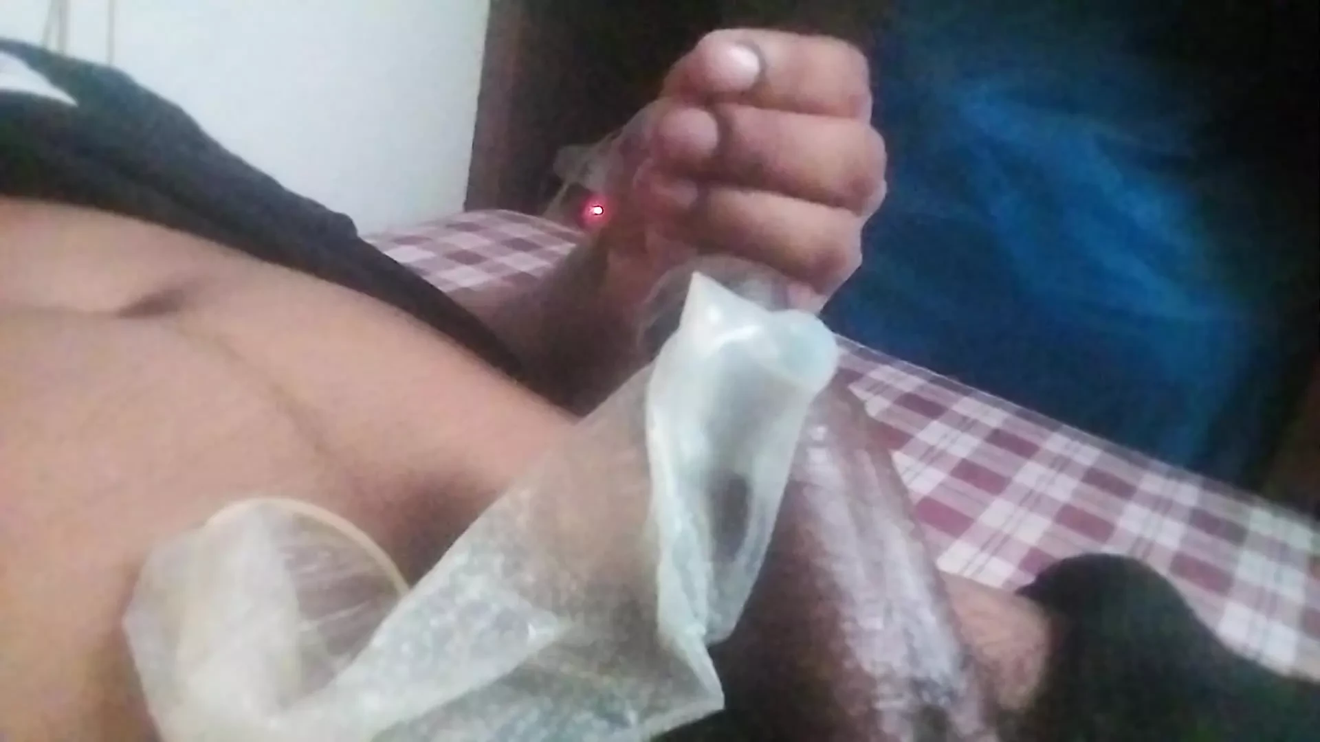 Hanımını sandıkların içinde görünce ağzına vurmaya başladı