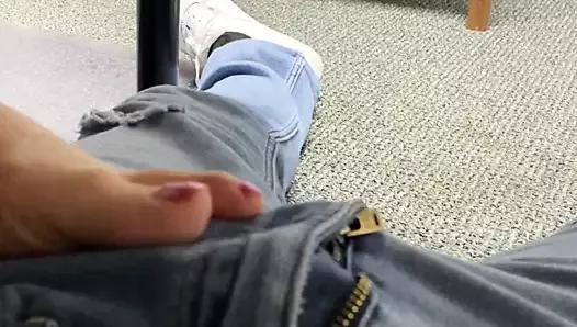 Ma patronne utilise ses pieds sous la table
