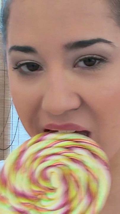 Lollipop nastolatka ssie kutasa i jeździ ciężko