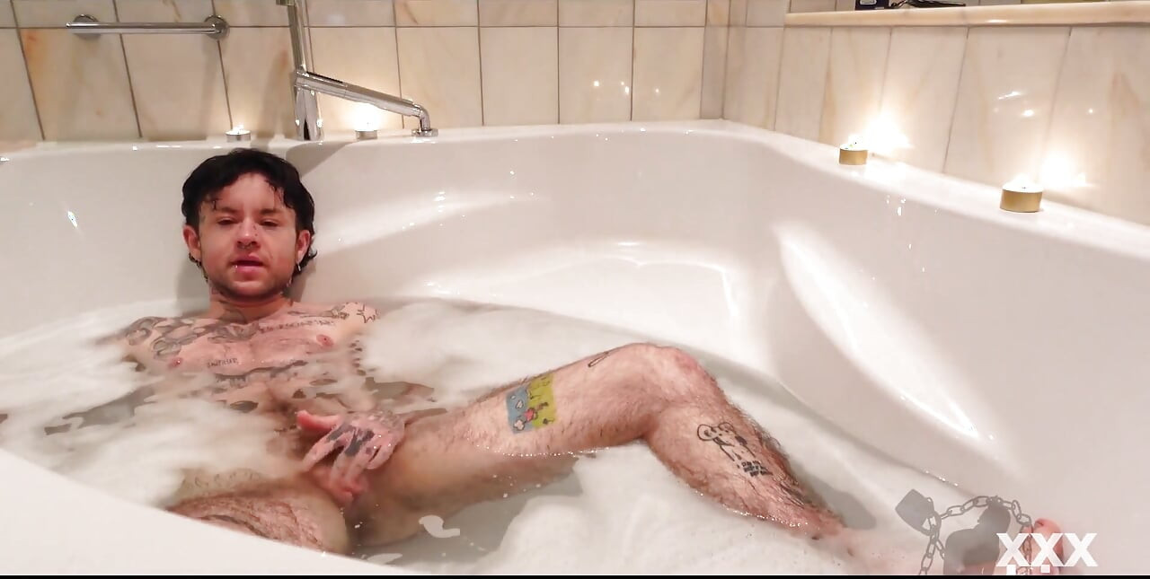 Tattooed Ftm in the Bath! Pink Pussy XXX Skips Lets You Watch