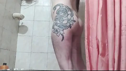 Soğuk bir günde banyo yapıyor