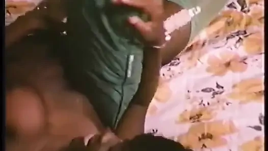 Retro zenci yıldızı kadın kılıklı roscoe muhteşem çıplak vücudunu gösteriyor