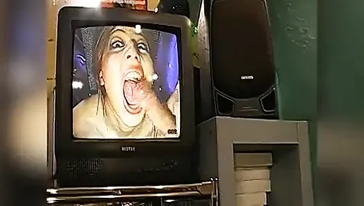 Betty, Die Spermaschluck-champion Im Schmutzigen Bukkake