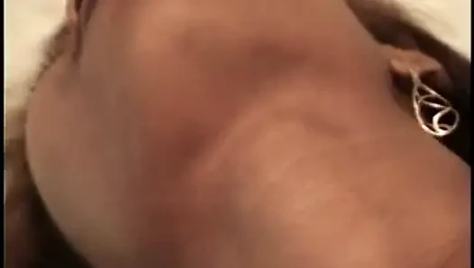 Sıska zenci kız banyoda nazik seks yaptıktan sonra tüm dölleri emiyor