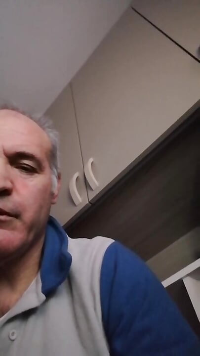 Moj tvrdi kurac prekriva moje lice