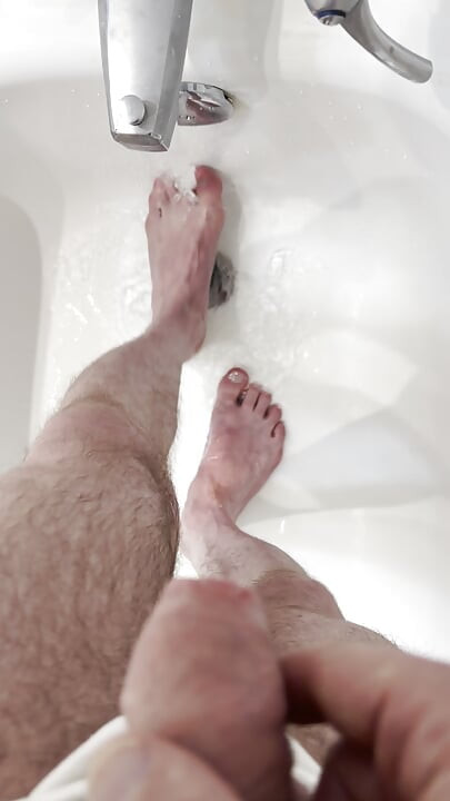 Pissing in Bathtub, Pissing on Feet. Solo Male Pee Watersports. Foreskin. Uncut Pee.