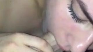 Turks schatje is verlegen terwijl ze aan een lul zuigt, krijgt sperma in de mond