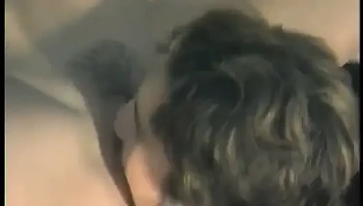 Güzel memeli seksi sürtük limuzinin arkasında sikiliyor