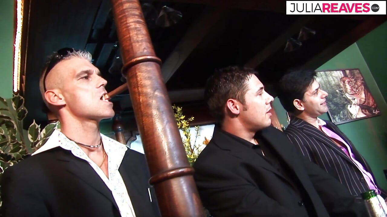 Heißes mädchen stöhnt, als sie gleichzeitig von zwei monsterschwänzen gefickt wird