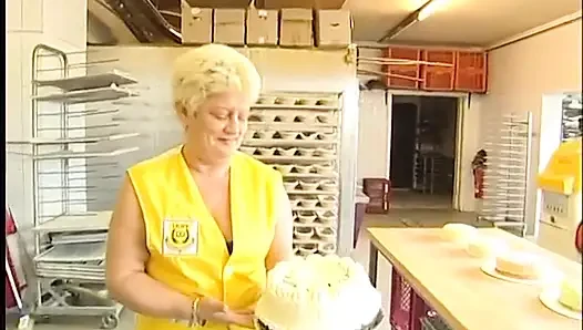 Reife schlampe und junge lesfs im essenskampf
