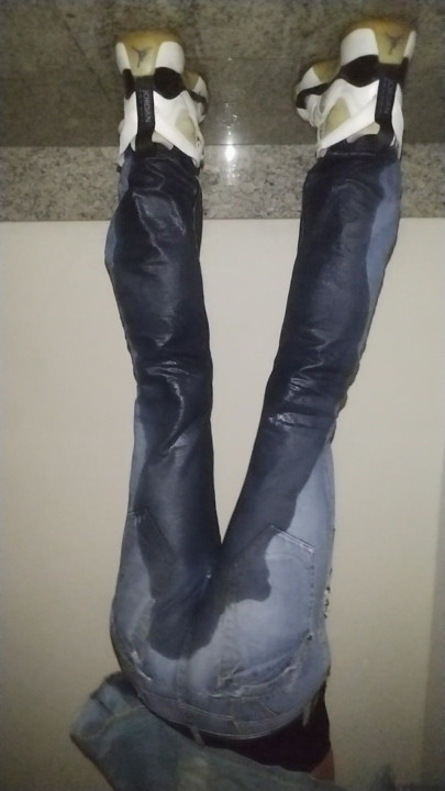 Erkek elbiseli kadın kendini ıslatıyor