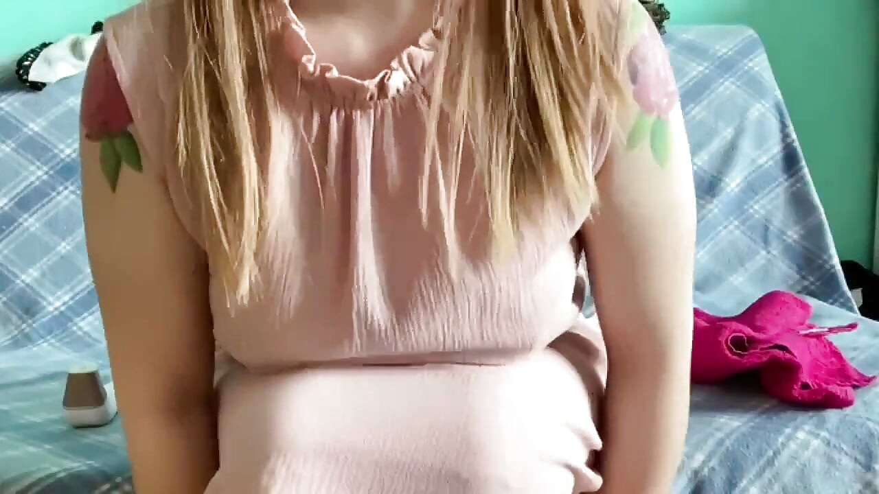 Teen Masturbates with Toys and Brings Herself to Orgasm