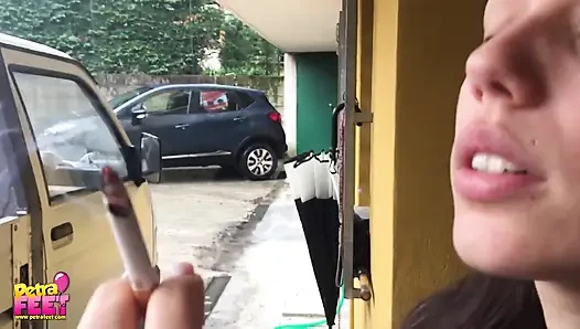 Cewek rambut cokelat ini dientot habis-habisan di luar ruangan sambil merokok