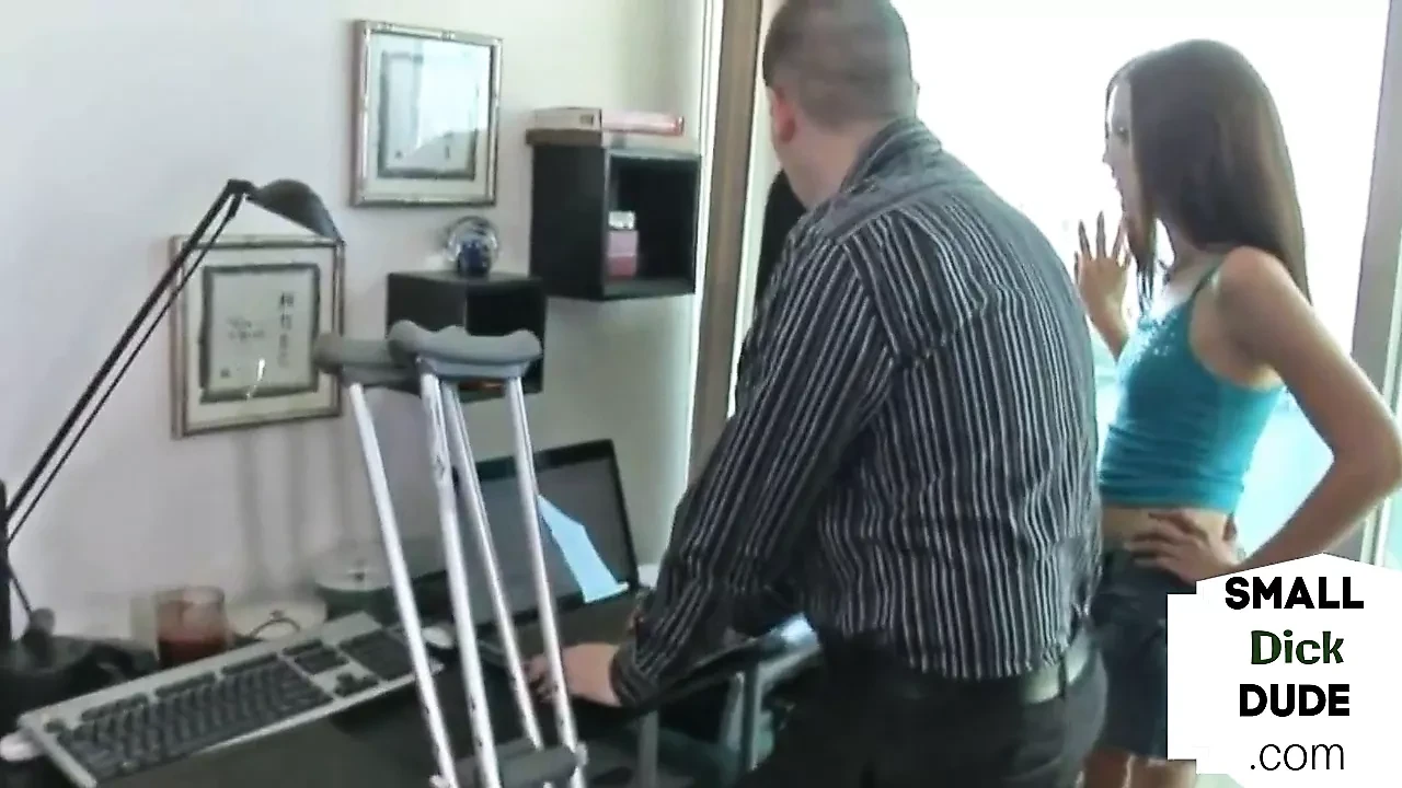 A domináns csajok megalázzák a kis faszú majmot hj-vel