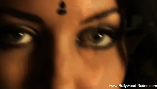 Deva dassi seksi karnını gösteriyor