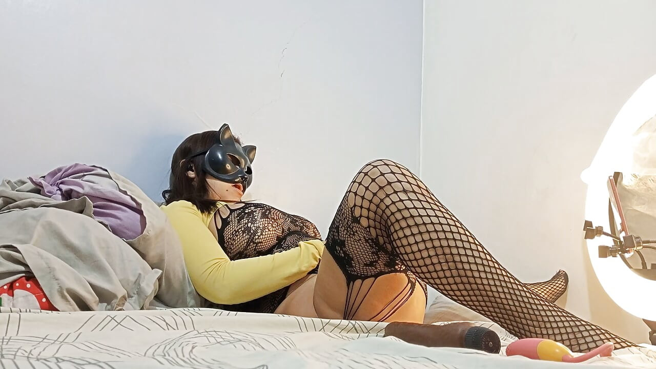 Big-assed slut masturbates on video call with her stepfather using a black dildo