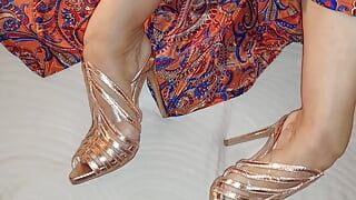 Los pequeños pies hermosos de Selena en tacones posando y chupando