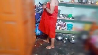Une beauté tamoule change de robe dans son bain