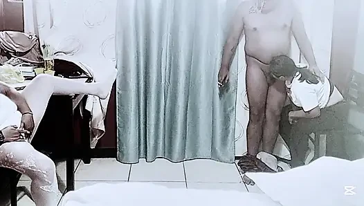Üvey annem masum kız arkadaşımın sikimi emmesini izlemeyi seviyor