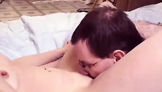 Kıllı beyaz adam lezbiyenler kanepede sikişiyor