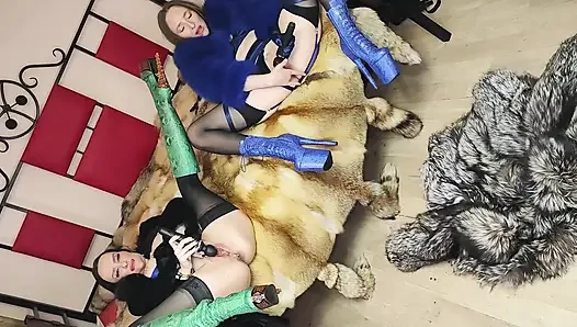 Lesbisches Pelz-Fetisch-ficken mit Strap-ons, Tonnen von Pelz, riesige squirts auf Pelzmantel