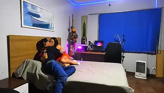 Di dapur, dia bersandar di lemari es dan meminta lebih banyak