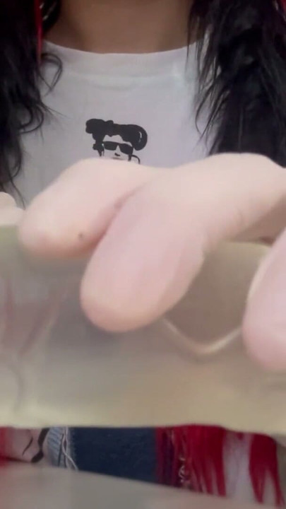Sıkı beyaz tıbbi eldivenlerle dildo ile oynuyorum | Bölüm 1