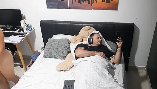 Ich ziehe mich mit meinem Stiefvater um und er schaut mich nicht an