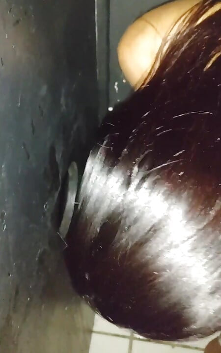 Jag ställde mig upp på Swingers Club och lät alla knulla mig i Gloryhole