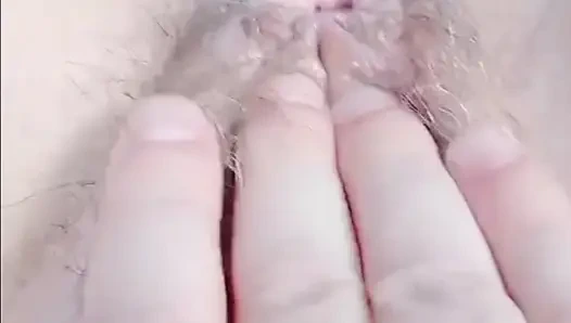 Ya, sayangku, robek memekku dengan mainan cokelatmu