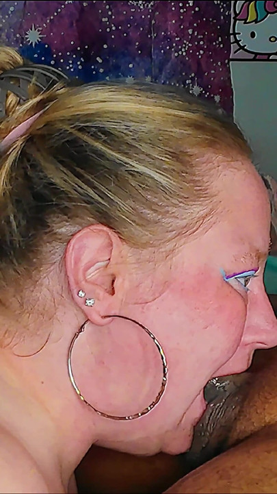 Throat Goblin Ep - 83 मजा देने वाली Milf(चोदने लायक मम्मी) वीर्य के लिए लंड को गले में गहरे तक लंड लेकर चौड़ी स्क्रीन पर चुदाई दे रही है