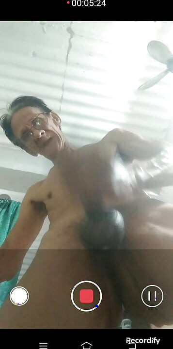 Efter att ha badat röv masserar jag min kuk så nöjd