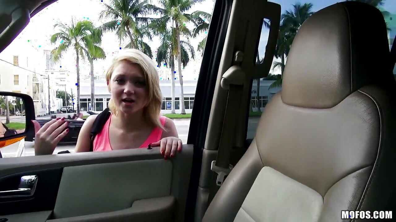 Stranded teens - Idąc na dystans z Dakota Skye, Shes a Freak