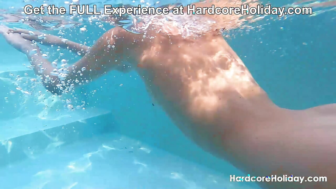 La polla encaja perfectamente entre los labios de Isabella en hardcoreholiday
