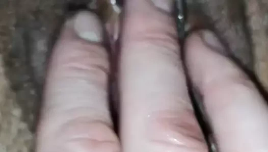 Parmaklarım kızkardeşinin arkadaşının ıslak pembe amını sert sikmeden önce