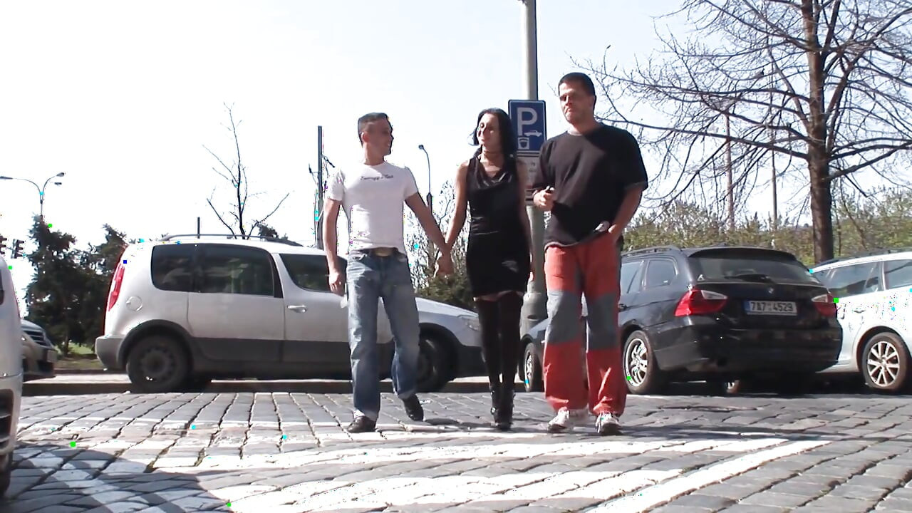 Cara em forma chupa um pau grande e fode uma puta morena fofa em trio bi