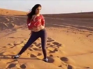 Dans fierbinte din buric în deșert