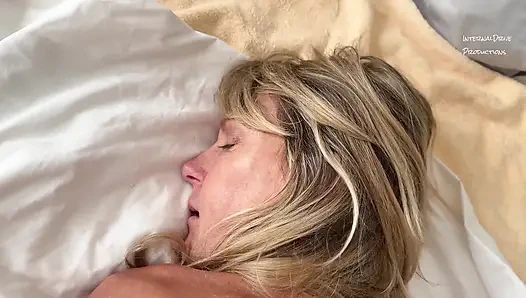 Büyük Baba Minyon Küçük Götünü Genişletiyor, Ona Çoklu Orgazm Yaşatıyor.